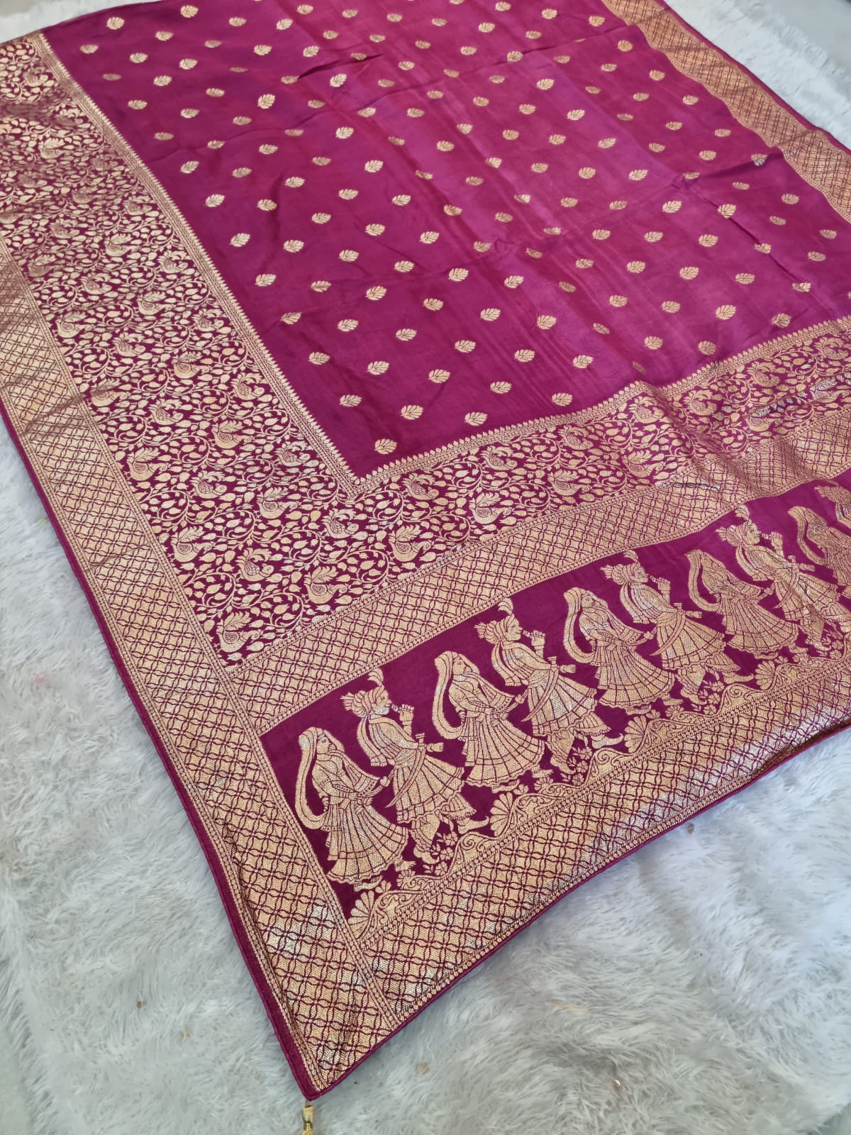 Dola Silk Saree With Traditional Weaving Work