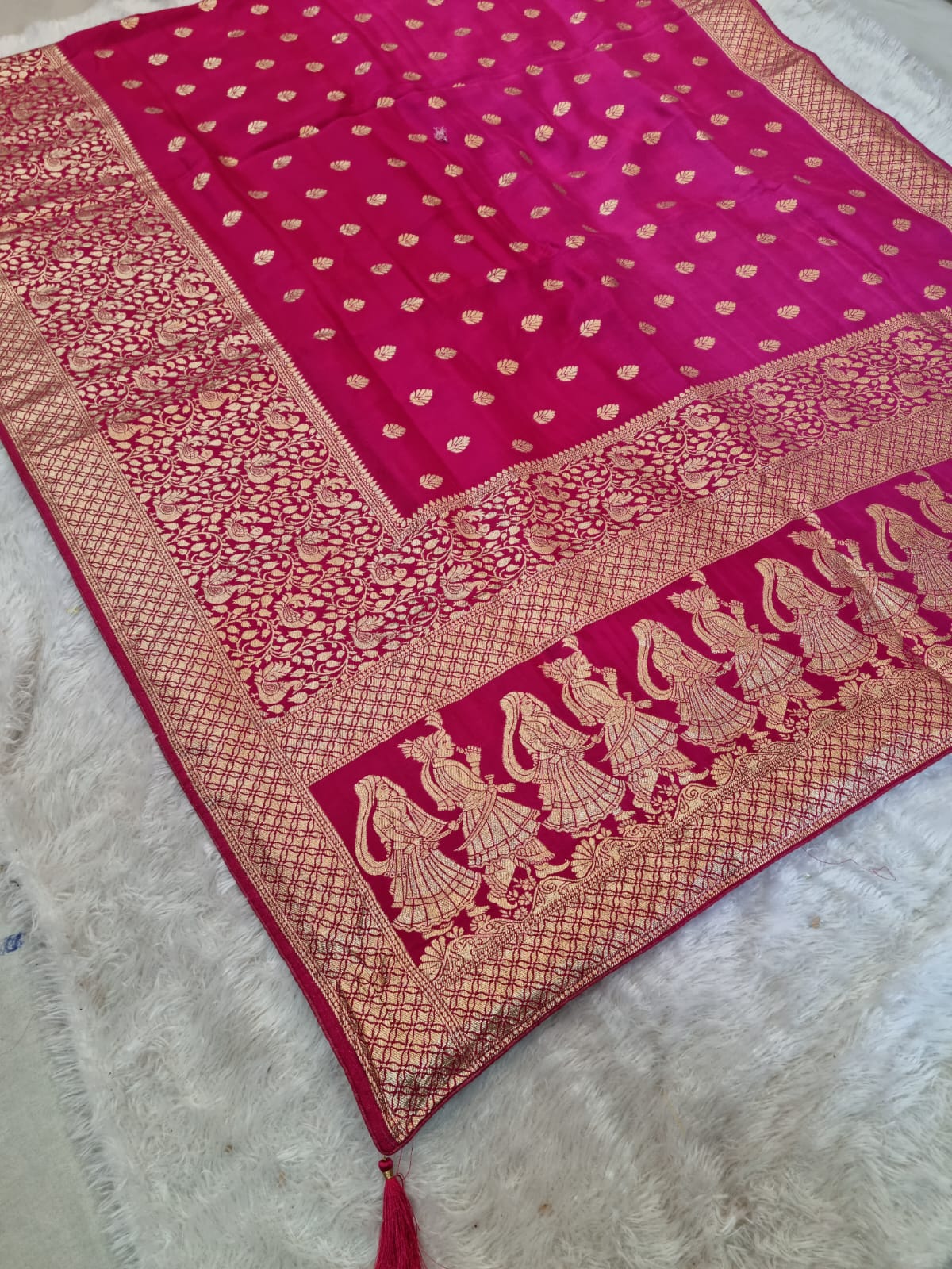 Dola Silk Saree With Traditional Weaving Work